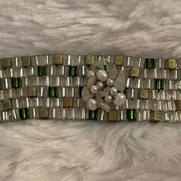 Beautiful hand-beaded sage green and silvery white bracelet. - Picture 3 of 10